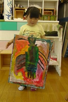 絵を見せる子ども